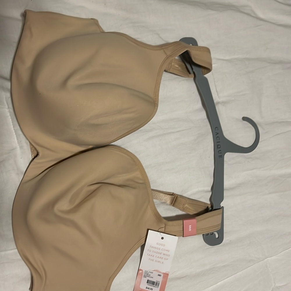 Cacique lightly lined balconette bra. Size 38 D. New With Tags. Never worn.